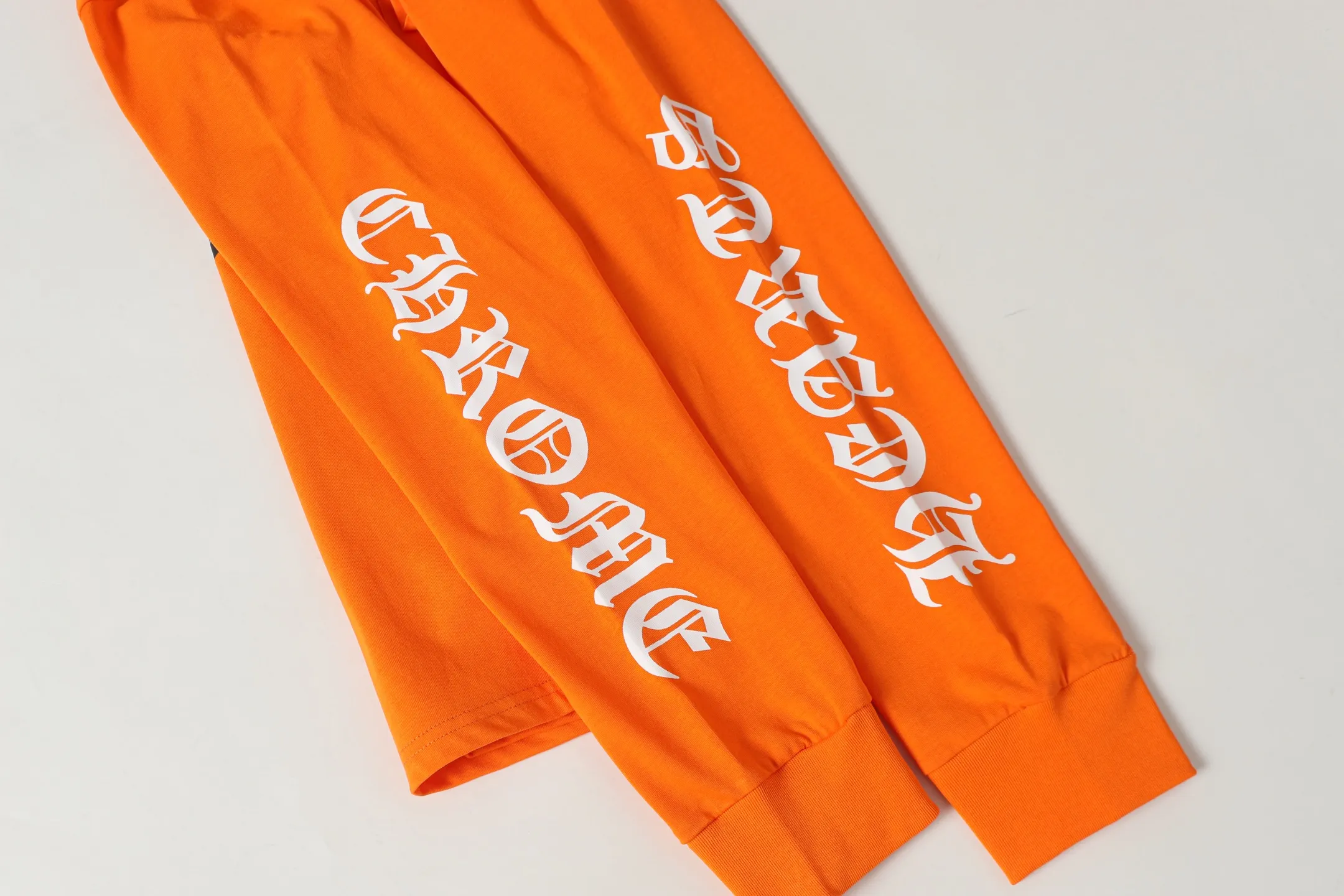 P160 Cross-border model. Those who pursue quality should not place an order. -Chrome Hearts/Chrome Hearts Sanskrit graffiti spoof printed popular long-sleeved T-shirt -High weight, high density and high quality. The wool is soft, delicate and skin-friendly. It feels soft and silky. It has excellent warmth and skin-friendly properties.